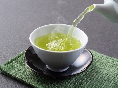 uống trà ấm phòng tránh đau dạ dày
