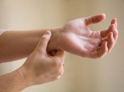 xoa huyệt nội quan chữa đau dạ dày