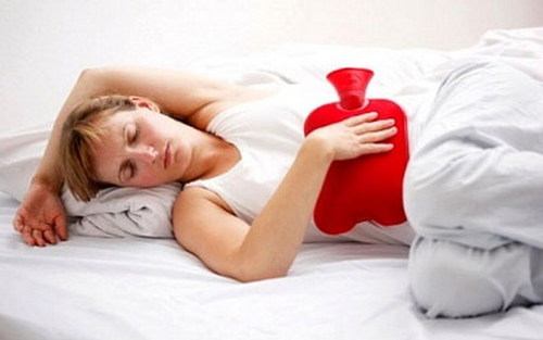 chườm nóng khi co thắt dạ dày