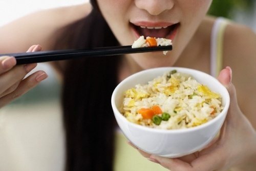 không nên ăn cơm vội sẽ hại dạ dày