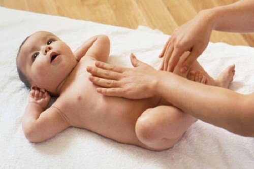 Mát xa bụng trẻ