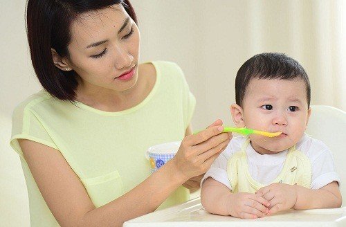 Trẻ dễ bị táo bón trong giai đoạn ăn dặm
